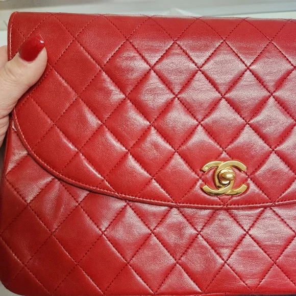 Authentic Chanel Red quilted Diana shoulder handbag - Picture 16 of 17